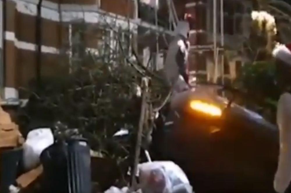 LAMBORGINIJEM ULETEO U DVORIŠTE I ZAKUCAO SE U ZID: Engleski fudbaler obučen kao Sneško Belić doživeo strašan udes!