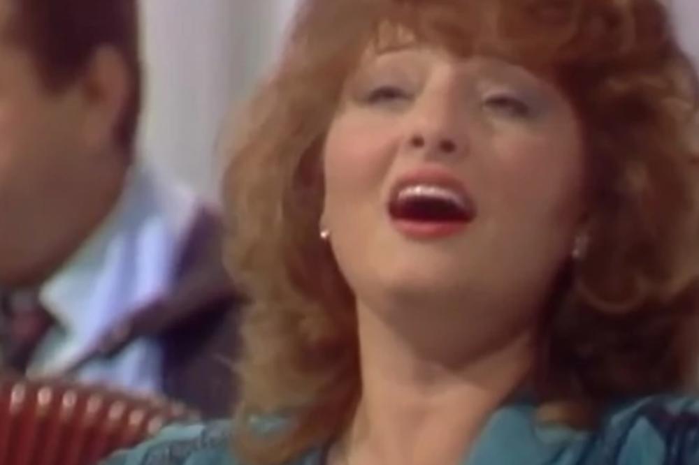 ĆERKA PEVAČICE PREMINULA U 27. GODINI ZBOG NEIZLEČIVE BOLESTI: Ubrzo se i SAMA RAZBOLELA, Veru pamtimo po OSMEHU!