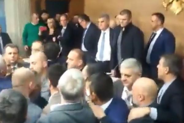 ZA VLAST POBEDA, ZA VERNIKE NAJTUŽNIJI BOŽIĆ: Crna Gora podeljena nakon usvajanja zakona, poslanici još u pritvoru!