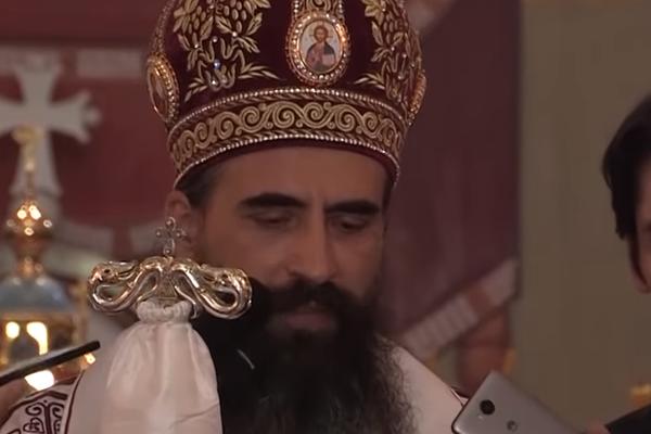 PRETUČEN EPISKOP METODIJE: Policija ga oborila na zemlju i udarala pendrecima tokom blokade mosta!