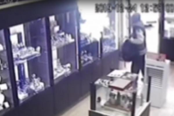 LOPOV SA FANTOMKOM NA GLAVI RAZBIO STAKLO I UPAO ZLATARU: Pogledajte snimak MUNjEVITE PLjAČKE u Kragujevcu (VIDEO)