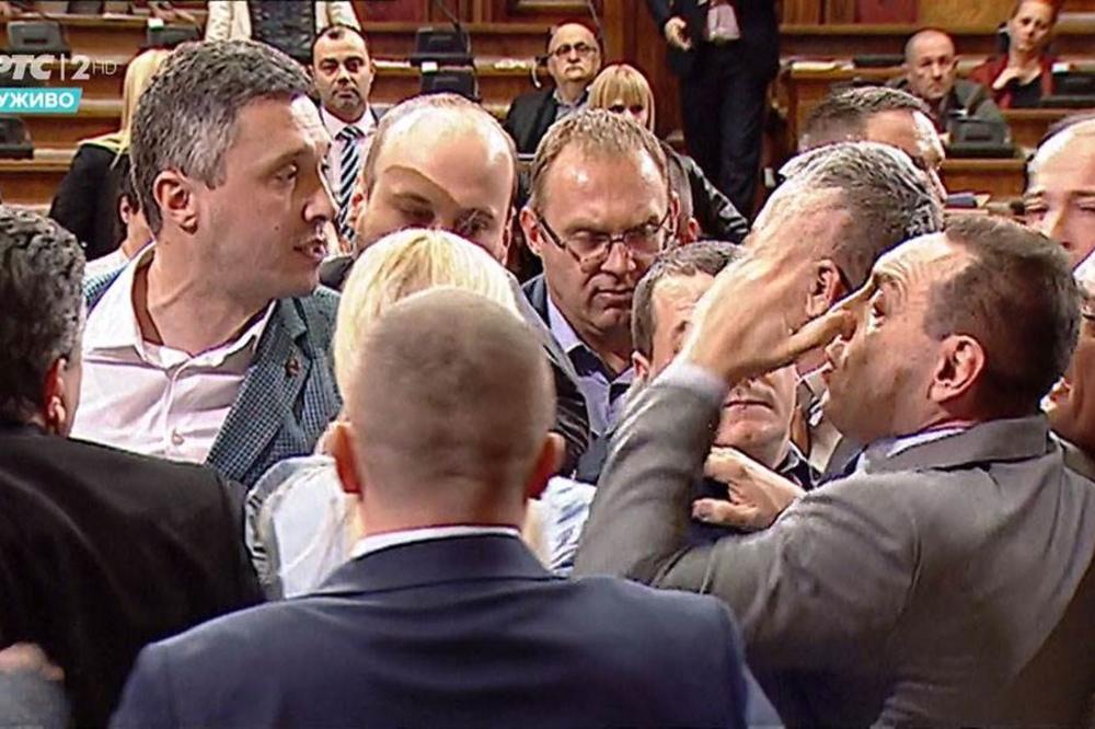 A ŠTA SU RADILI RADIKALI DOK SU SE BOŠKO I MARTINOVIĆ TUKLI U SKUPŠTINI? Stigla neverovatna fotka! (FOTO)