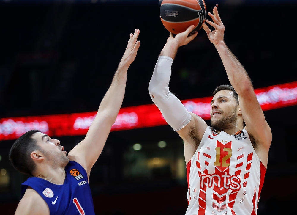 Bili Beron šutira trojku  