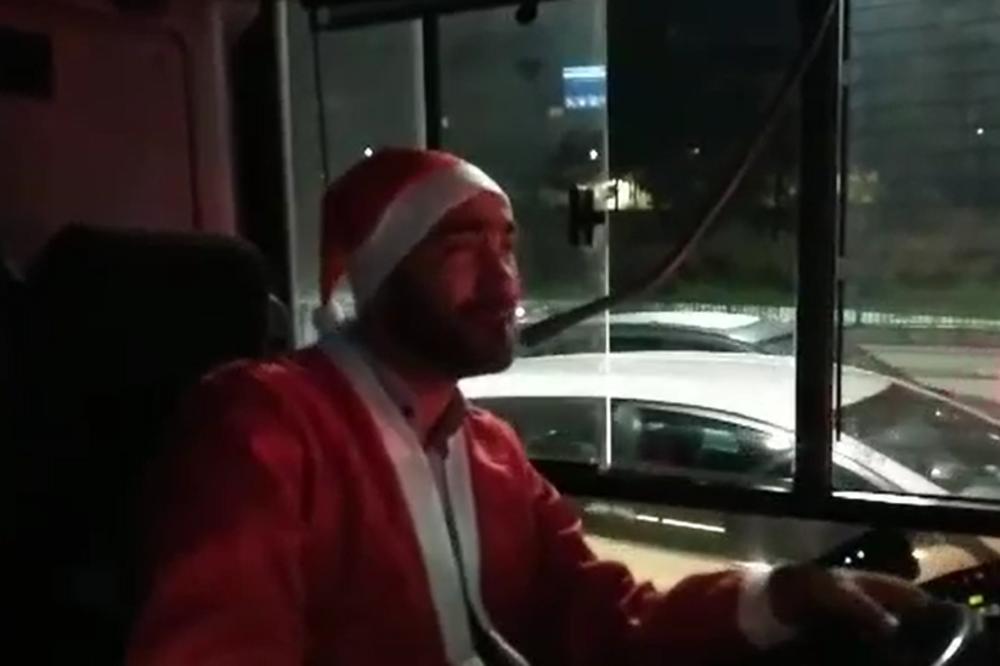 SRPSKI DEDA MRAZ PEVA I VOZI AUTOBUS 35: U Srbiji osvanuo prizor od kojeg su ljudi ostali ODUŠEVLJENI! (VIDEO)