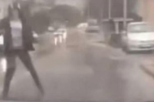 HOROR U CRNOJ GORI: Mladić pretrčava ulicu van pešačkog, sekunde ga dele od NAJGOREG SCENARIJA (VIDEO)