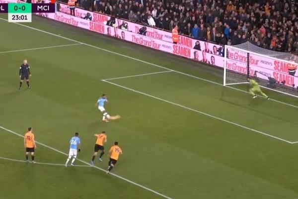 STERLING PROMAŠIO PENAL, SUDIJA GA PONOVIO: Onda je usledila scena kakvu Premijer liga ne pamti!