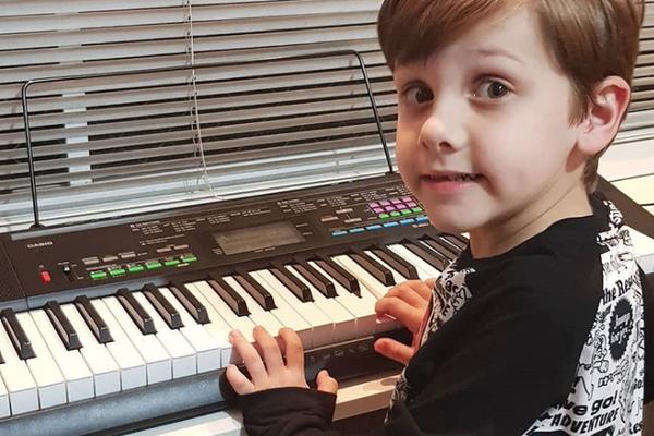 KAO DETE NIJE MOGAO DA PRIČA: Danas govori 9 jezika i piše pesme