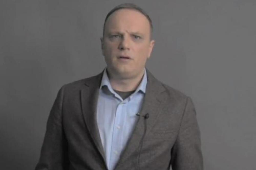 GLUMAC ČUROVIĆ ZAPALIO SVE GOVOROM ISPRED AMBASADE: Mi, Crnogorci u Srbiji, da polako krenemo kući!