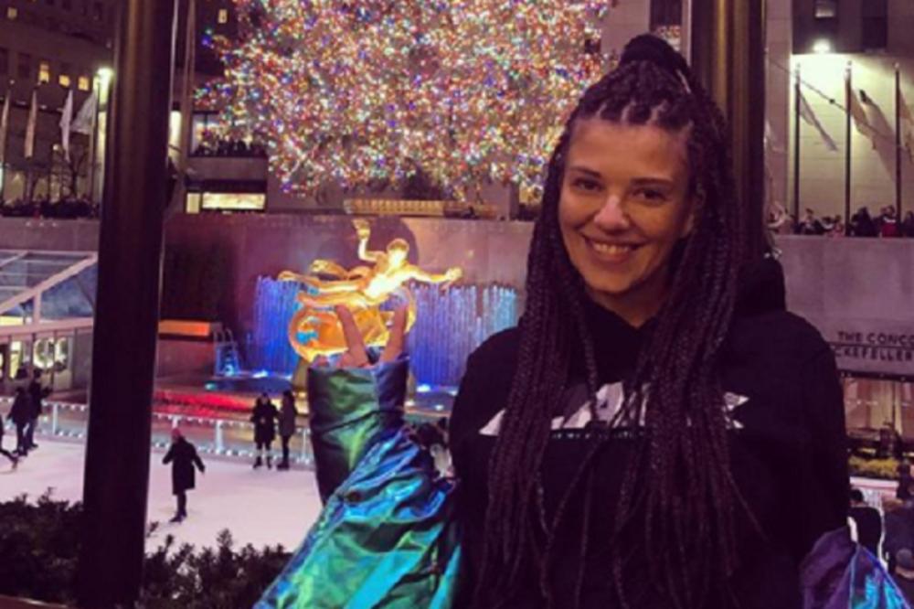 KIJA U PONOĆ POSLALA TAJNU PORUKU IZ AMERIKE: Jedan DETALJ ju je odao! Šta je PISAC hteo da kaže?! (FOTO)