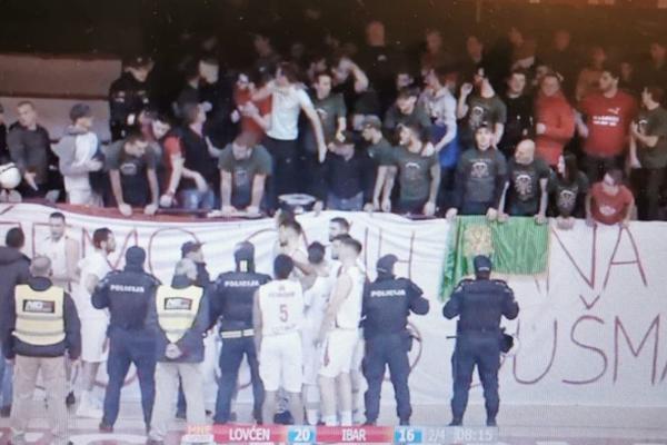 TENZIJA U CRNOJ GORI: Zbog spornog transparenta prekinuta utakmica na Cetinju!