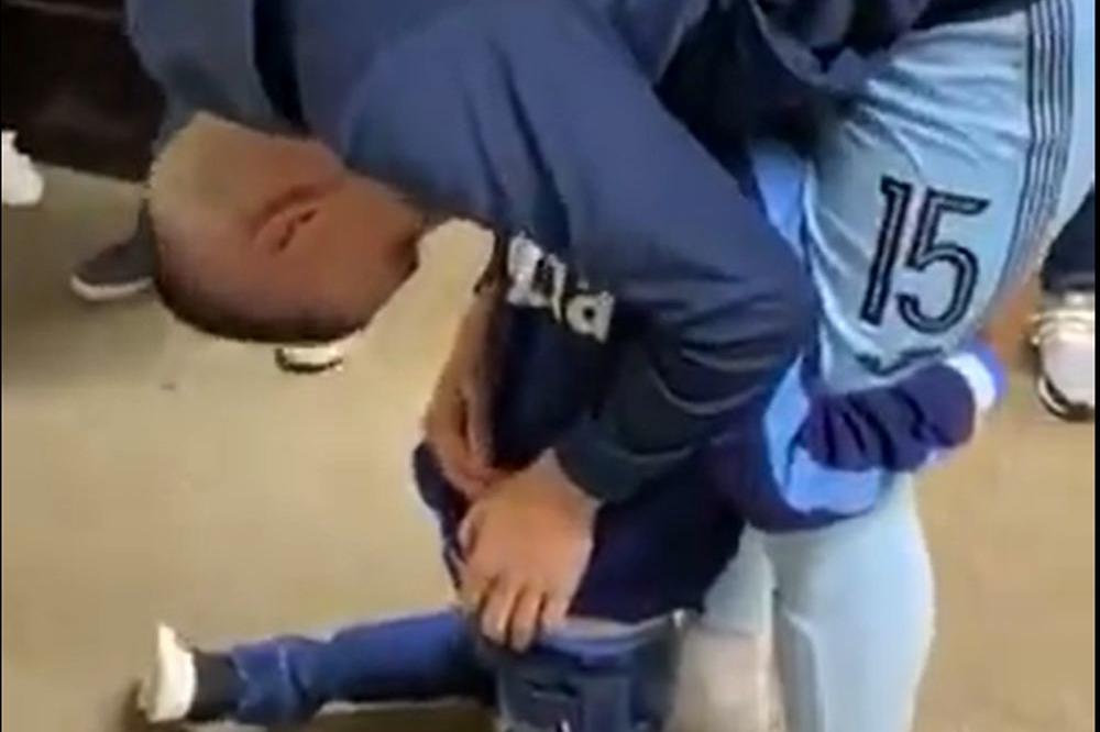 DEČAK PAO NA KOLENA I MOLIO KALJEHONA! SUZE SAME IDU: Scena koja lomi srca obišla planetu!