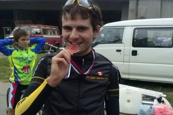 STEFAN (25) JE ROĐEN S DEFORMITETOM ŠAKE: Sport kojim se bavi je TRKA U KOJOJ NEMA ODUSTAJANJA (FOTO)