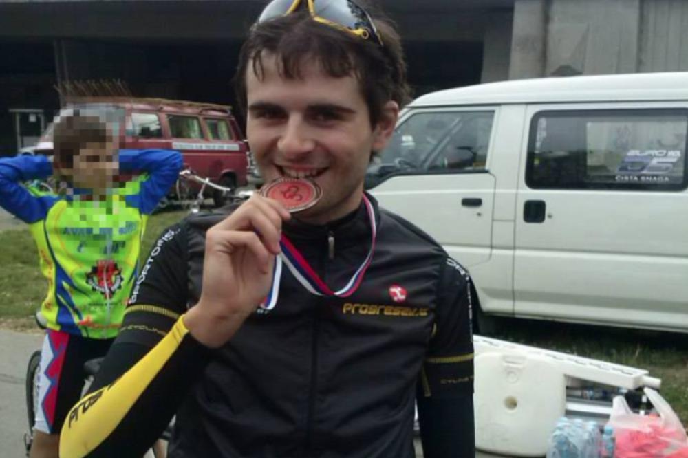 STEFAN (25) JE ROĐEN S DEFORMITETOM ŠAKE: Sport kojim se bavi je TRKA U KOJOJ NEMA ODUSTAJANJA (FOTO)