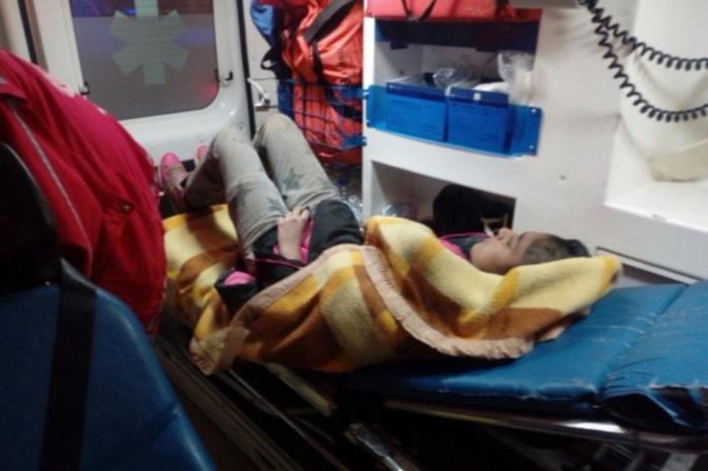 PRVE FOTOGRAFIJE MALE MONIKE KIDAJU DUŠU! Leži na nosilima iscrpljena i izmučena!