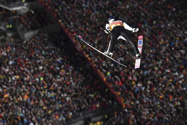 NEBESKI SKOKOVI KOBAJAŠIJA: Japanac leteo do prvog mesta u Obersdorfu!