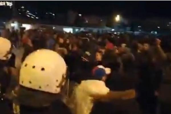 IŽIVLJAVANJE MILOVE POLICIJE: Demonstranti napadnuti u Podgorici, bačen suzavac! IMA PRETUČENIH (VIDEO)