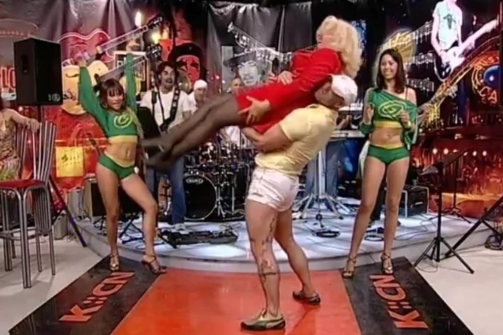 FOLKERKA ZAHTEVALA DA SE UKINE OVAJ SNIMAK! Uhvatio je STRIPER OTPOZADI, njoj sevnula SUKNJA! Ovo je ISTINA