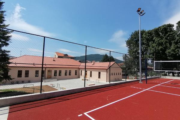 OVAKO SADA IZGLEDA ČIČINA ŠKOLA! Kada su deca u Aranđelovcu videla ove prizore, nisu mogli da dođu SEBI! (FOTO)