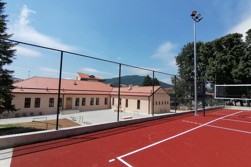 OVAKO SADA IZGLEDA ČIČINA ŠKOLA! Kada su deca u Aranđelovcu videla ove prizore, nisu mogli da dođu SEBI! (FOTO)