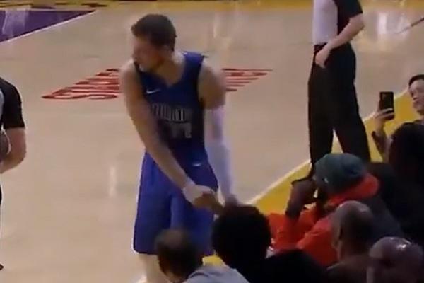 KOBI BRAJANT SA TRIBINA STARTOVAO DONČIĆA USRED UTAKMICE: Obratio mu se na srpskom jeziku!