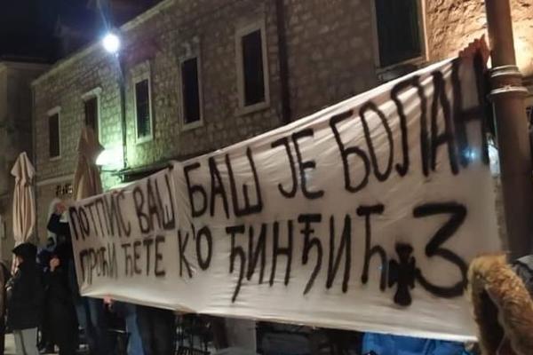 ZBOG OVOG TRANSPARENTA U CRNOJ GORI CELA SRBIJA JE U ŠOKU: Kome TREBAJU ovakve PORUKE?