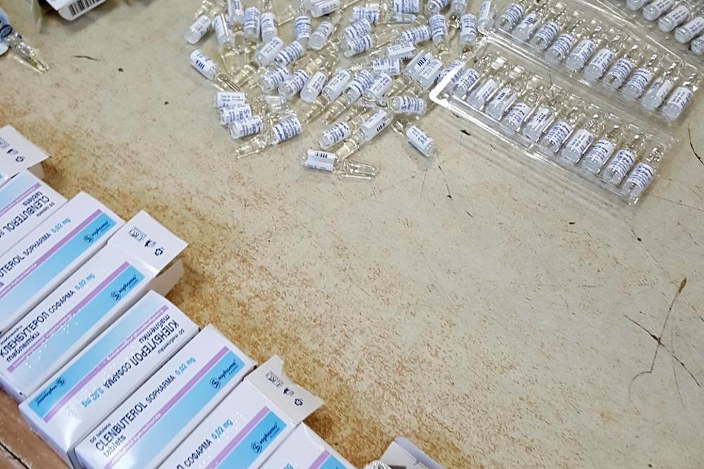 CARINICI SU ZAUSTAVILI PASAT: Pronašli su nešto LUDAČKI u REZERVNOJ GUMI! (FOTO)