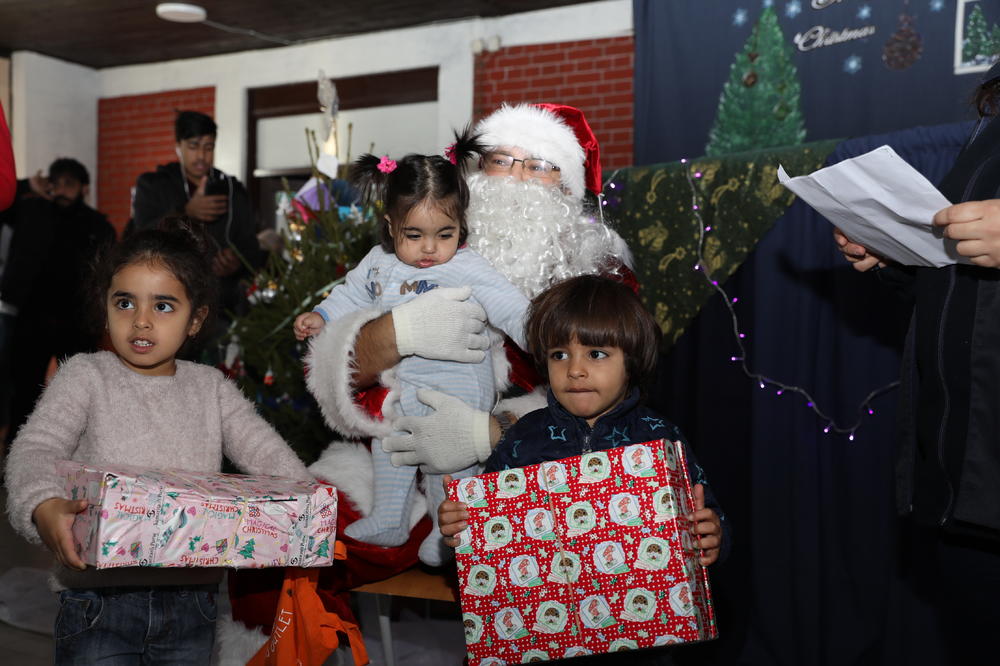 DECI MIGRANTIMA DODELJENI PAKETIĆI: Ovo je možda 1 od NAJRADOSNIJIH trenutaka u njihovim teškim godinama! (FOTO)