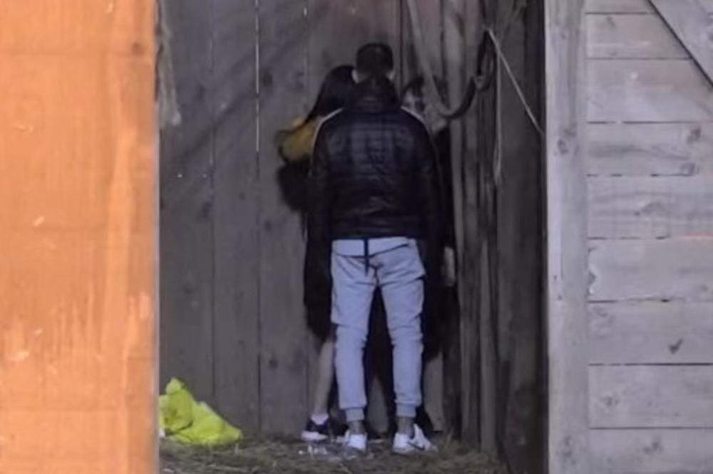 ZADRUGARKA RAZVALJUJE KAPIJU: Sve odzvanja od njenih urlika i psovki! Baca se po dvorištu, HOĆE NAPOLJE (VIDEO)