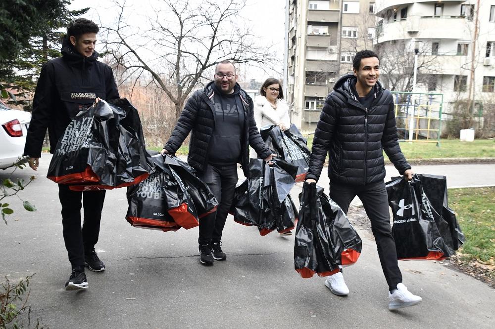 PARTIZAN NASTAVIO S TRADICIJOM DUŽOM OD 2 DECENIJE: Igrači usrećili mališane iz doma Drinka Pavlović!