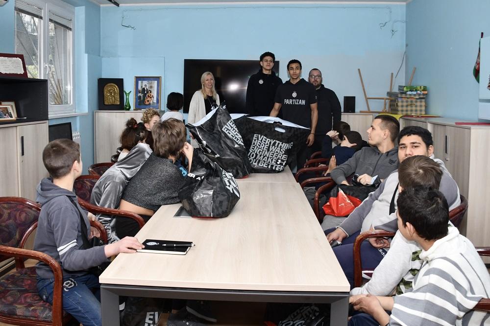 Uroš Trifunović i Markus Pejdž sa štićenicima doma za nezbrinutu decu