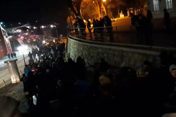 10.000 SRBA SE POMOLILO! Nestvarna scena u Bijelom Polju, ori se: NE DAMO SVETINJE! (VIDEO)