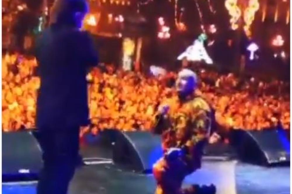 VUK MOB ZAPROSIO DEVOJKU ISPRED NARODNE SKUPŠTINE: Evo kako je reagovala, dok je uzbuđena publika vrištala! (VIDEO)