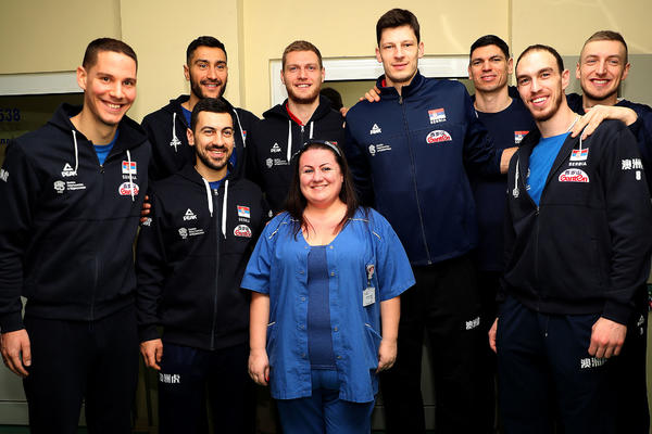 Šampioni Evrope podelili novogodišnje poklone najmlađim pacijentima u Tiršovoj!