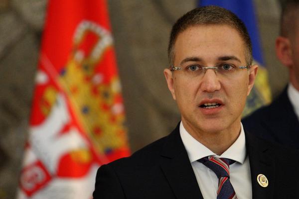 NEBOJŠA STEFANOVIĆ TVRDI: Boško Obradović je šutirao policajca u Skupštini Srbije!