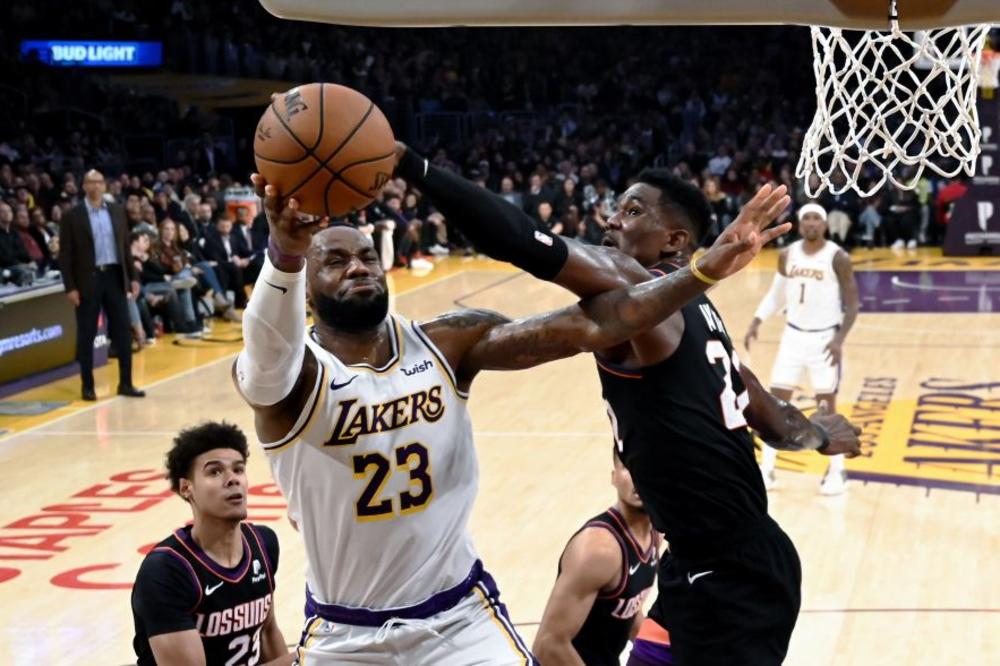 LEBRON TRIPL-DABLOM UŠAO U NOVU GODINU: Lejkersi zamalo prokockali +36, sreća uz Milvoki, Vučević briljantan!