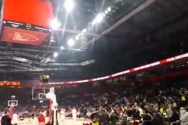 CELA ARENA JE ZAĆUTALA U TRENUTKU: Začula se patriotska pesma, nastao je muk!