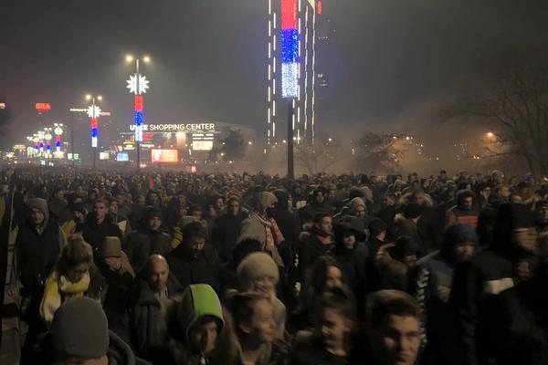 MASA DELIJA IDE KA AMBASADI CRNE GORE: Ogroman broj navijača na Brankovom mostu, blokiran saobraćaj!