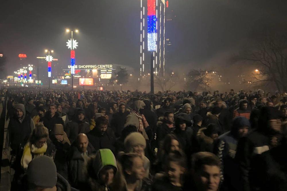 MASA DELIJA IDE KA AMBASADI CRNE GORE: Ogroman broj navijača na Brankovom mostu, blokiran saobraćaj!