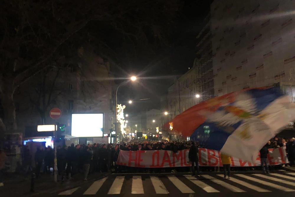 TRESE SE CENTAR BEOGRADA ZBOG DELIJA: Navijači Zvezde protestuju zbog dešavanja u Crnoj Gori!