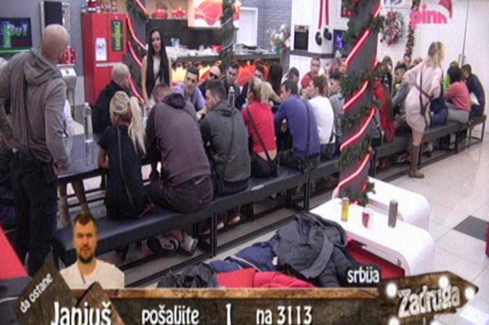 KOJA JE OVO STOKA! Prljave čarape drži u istoj kesi gde i HLEB!