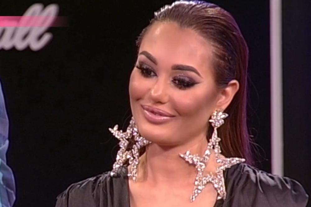 OBJAVLJENA SLIKA ANE KORAĆ DOK JE BRALA MALINE U IVANJICI: Bez šminke i plastike, do NAJTRAŽENIJE STARLETE! (FOTO)