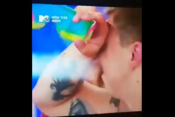 IZGUBIO JE OPKLADU I MORAO DA ISTETOVIRA ŠTA MU PRIJATELJI ODREDE: Kad je video, počeo je da PLAČE! (VIDEO)