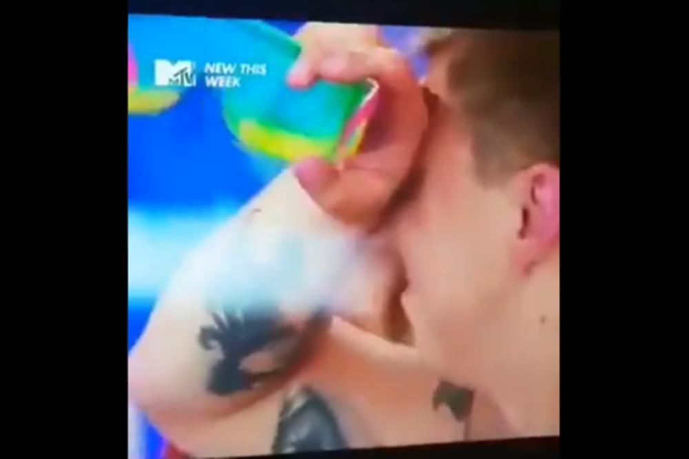 IZGUBIO JE OPKLADU I MORAO DA ISTETOVIRA ŠTA MU PRIJATELJI ODREDE: Kad je video, počeo je da PLAČE! (VIDEO)