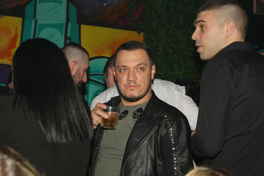 GASTOZ PRETUČEN?! Provocirao goste, pa dobio PO NOSU! Završio u bolnici!