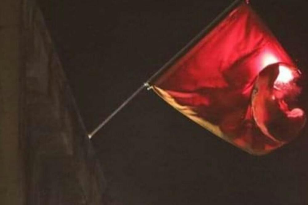 CRNOGORCI SU GINULI ZA SPAS SRPSKE VOJSKE POD OVOM ZASTAVOM koju su sinoć zapalili u centru Beograda!