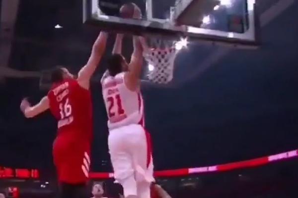 PROŠAO KAO BRZI VOZ I UMALO OTKINUO OBRUČ: Kuridža zaigrao prvi put pred Delijama i odmah izveo zakucavanje večeri!