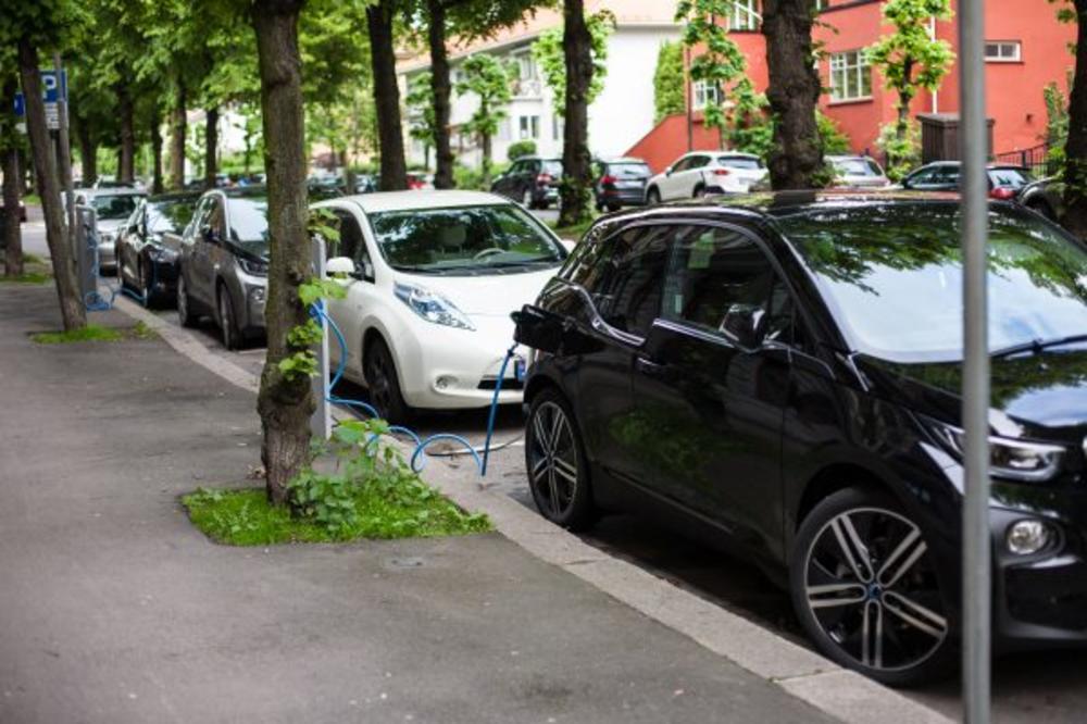 STIŽE NOVAC ZA SVE ONE KOJI HOĆE HIBRIDNA VOZILA: Ministarstvo daje subvencije za eko-automobile