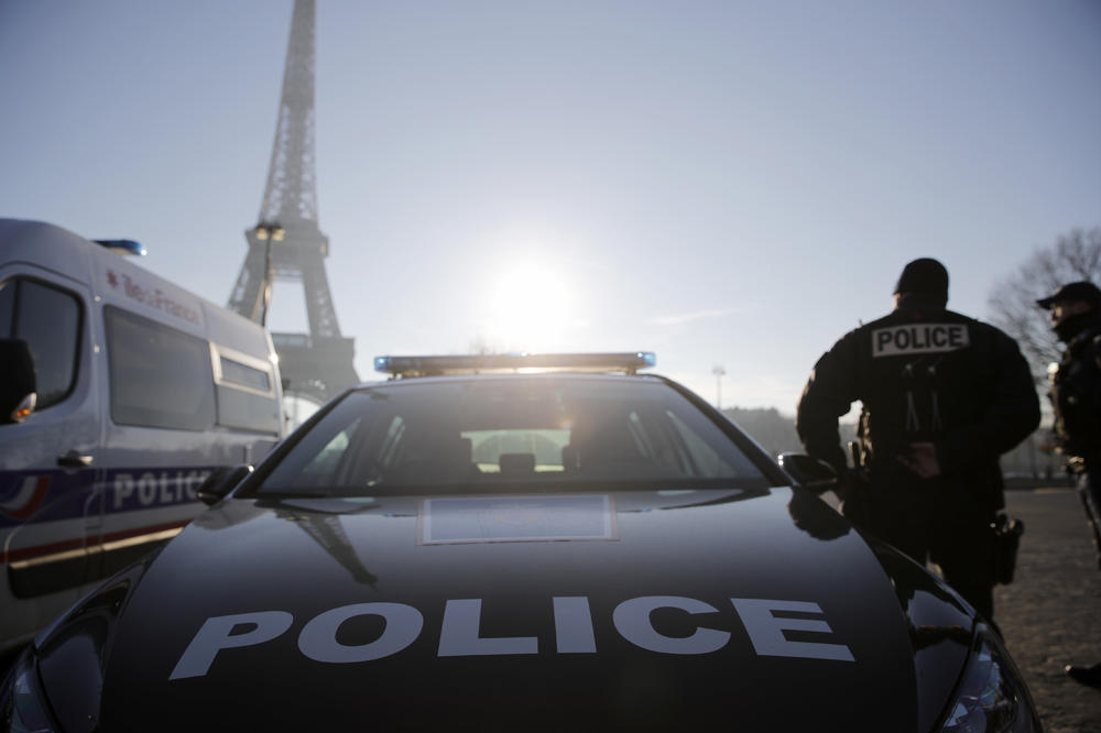 HAOS U PARIZU! Naoružan čovek upao u tržni centar! U toku je evakuacija! (VIDEO)