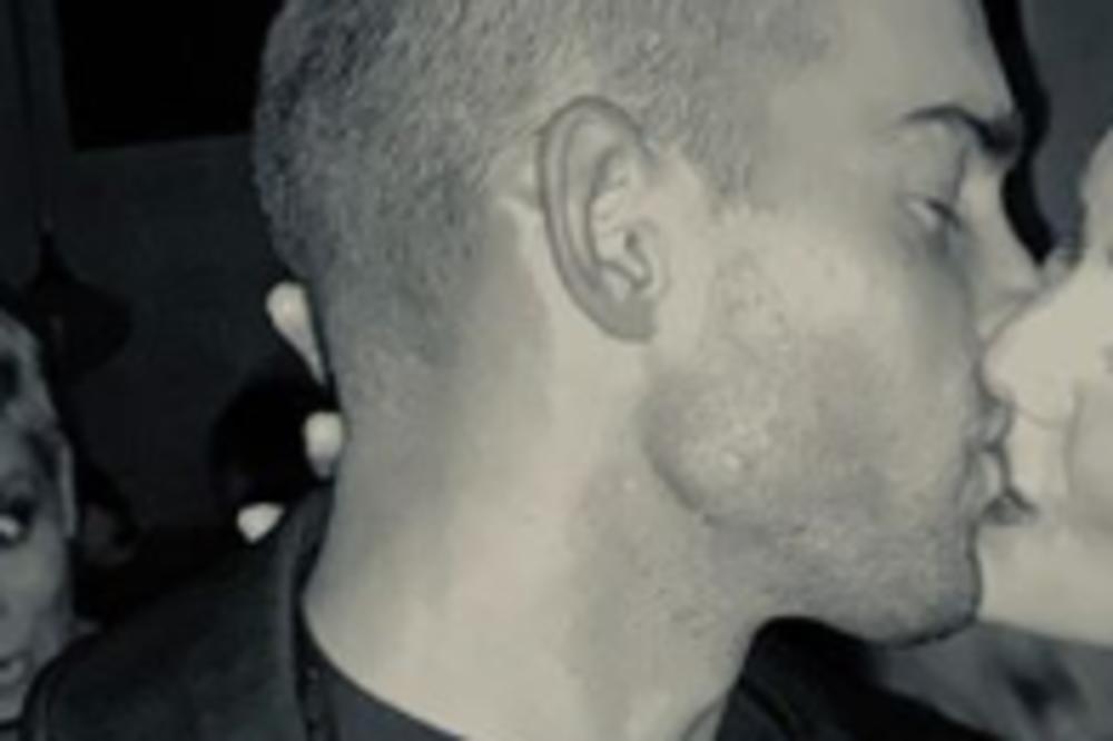 ZGODAN I MLAD, OŠIŠAN NA KECA I RASKOPČANE KOŠULJE: Ceca objavila sliku sa NOVIM DEČKOM! Grli ga i LJUBI U USTA!