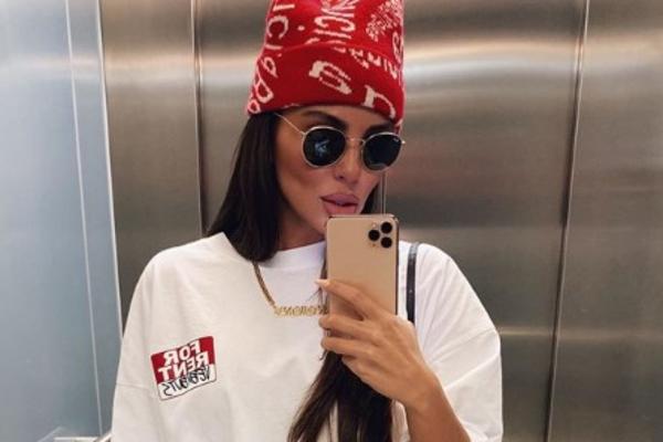 BIVŠA ŽENA IGRAČA PARTIZANA POKAZALA GOLE GRUDI: Sadašnji muž joj prišao otpozadi i počeo da mesi!